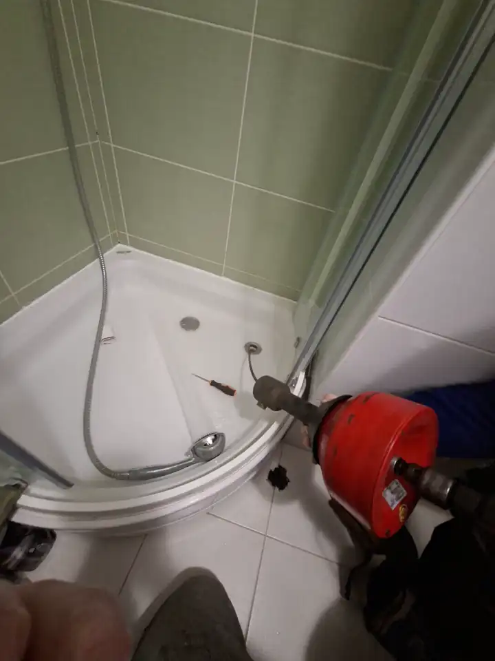 Strojna sajla pri odštopavanju odvoda kade
